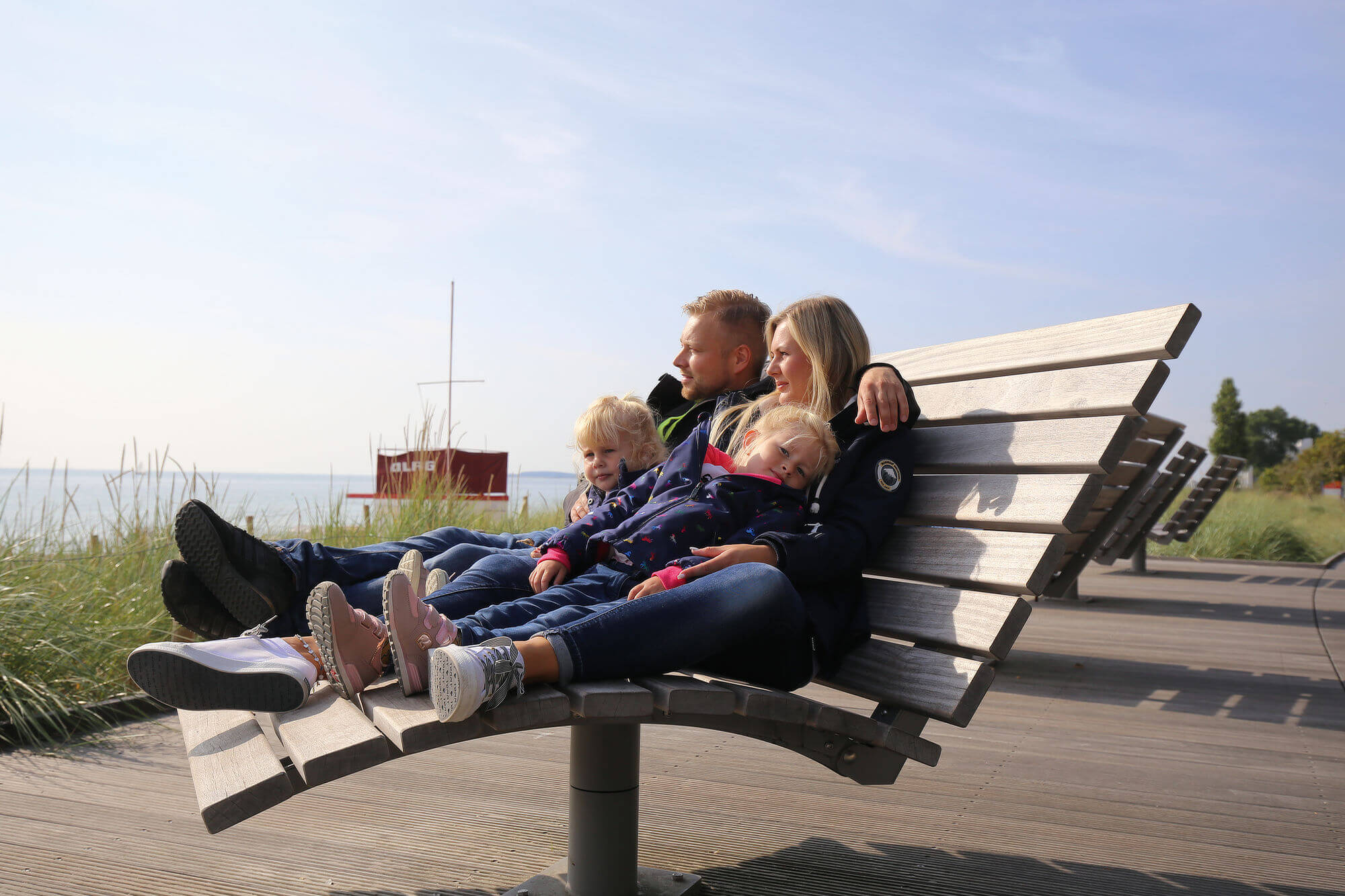 Familie entspannt an der Promenade in Großenbrode